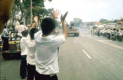 Nhân dân Sài Gòn nhiệt liệt chào mừng đoàn quân Giải phóng 30/4/1975